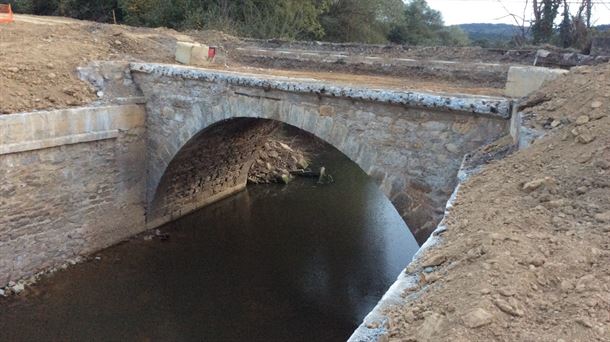 Los trabajos en la N-240 en Ollerias sacan a la luz un puente del siglo XVIII.