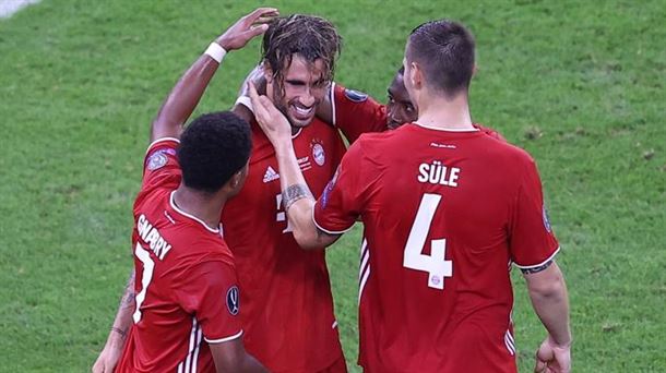Javi Martínez, celebra un gol con sus compañeros del Bayern.