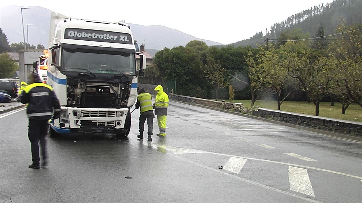 El camión accidentado en Oñati