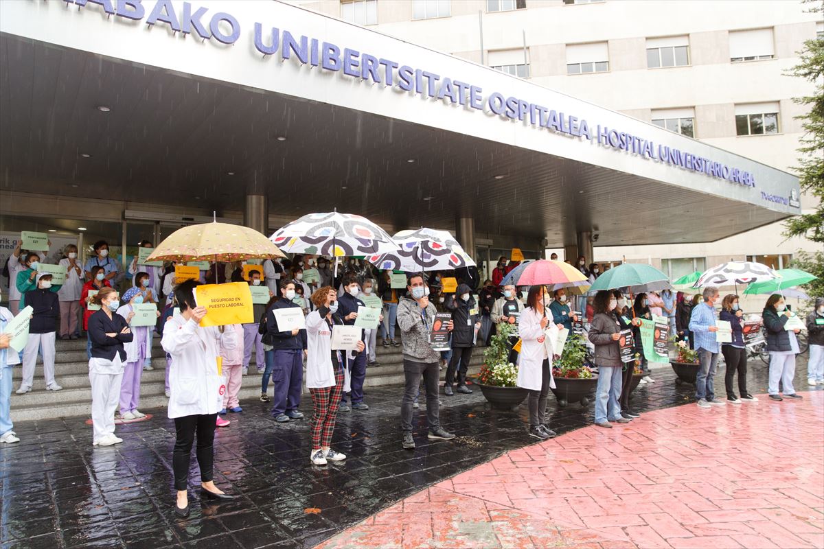 Una concentración de protesta ante el Hospital de Txagorritxu
