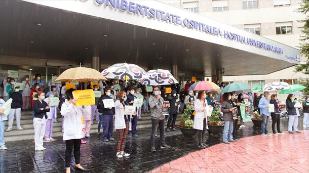 Una concentración de protesta ante el Hospital de Txagorritxu