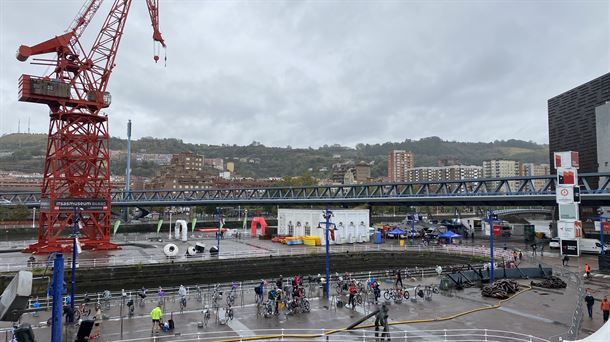 Momentos previos a la salida del Bilbao Triathlon en la explanada de Itsasmuseum                    