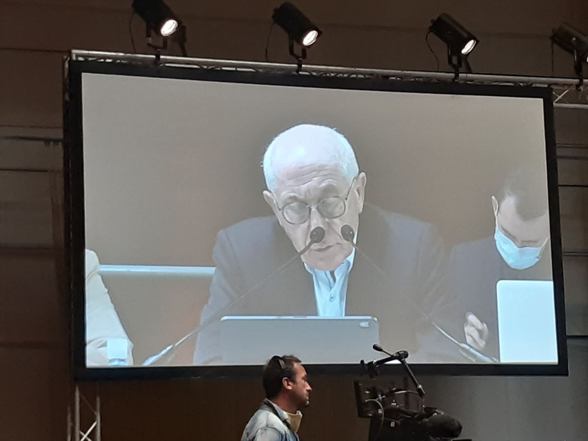 Jean René Etchegaray en la reunión de Baiona, leyendo la moción de urgencia.