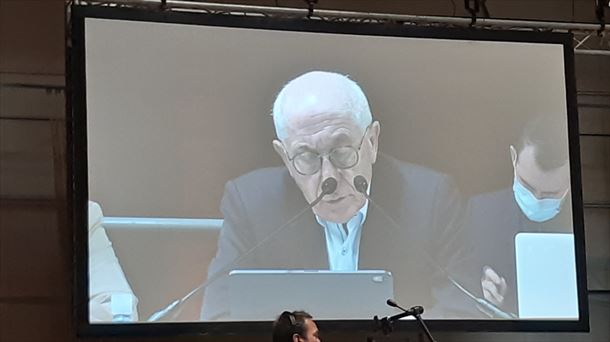 Jean René Etchegaray en la reunión de Baiona, leyendo la moción de urgencia.