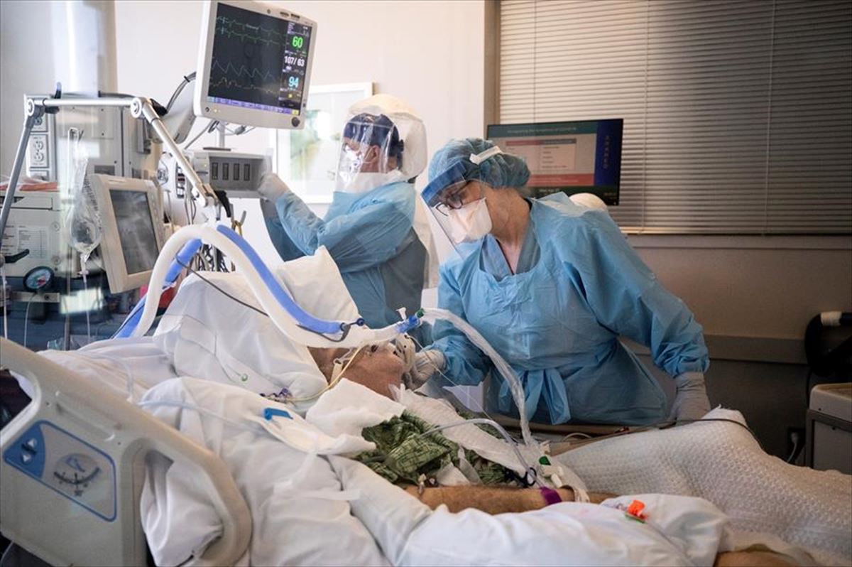 Una paciente es atendida en la UCI de una hospital de Nueva York, en EE.UU.