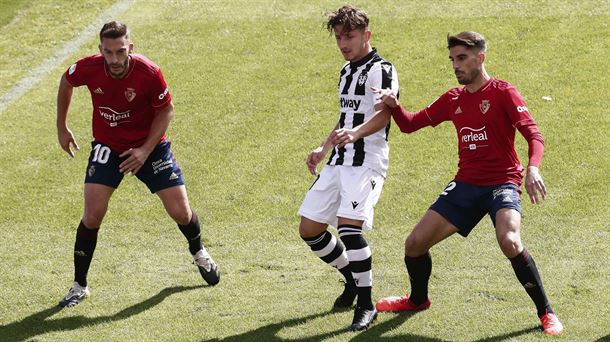 Torres y Navas pelean por la posesión del balón con Miramón, del Levante. Foto: EFE