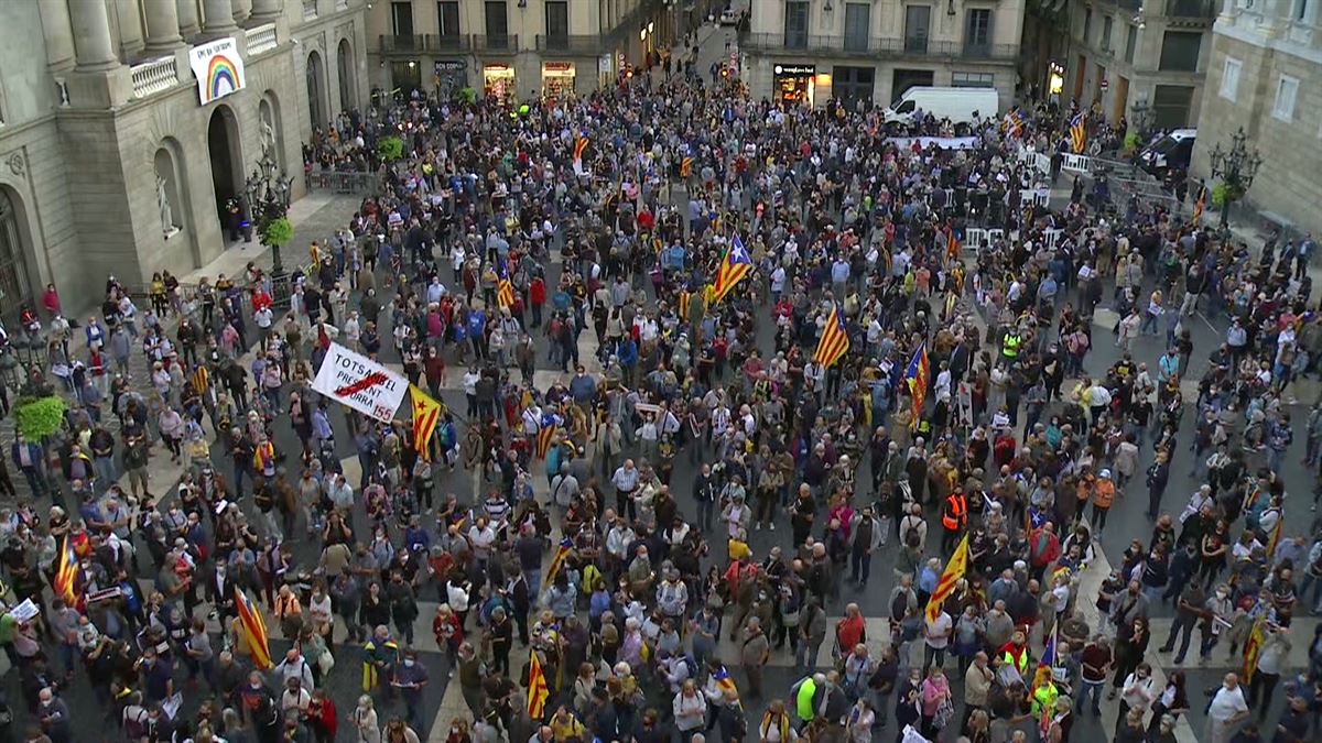 Centenares de personas arropan a Torra en la Plaza Sant Jaume tras su inhabilitación
