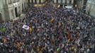 Centenares de personas arropan a Torra en la Plaza Sant Jaume tras su inhabilitación