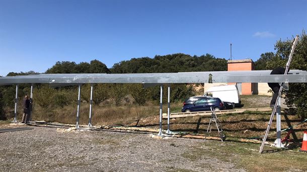 Instalación de la planta fotovoltaica de este proyecto piloto en el municipio de Ribera Alta.
