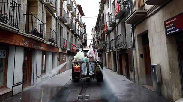 Desinfección de las calles en Peralta. Foto: Efe