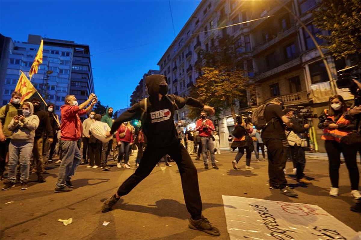 Kataluniako buruzagi independentisten kontrako epaiaren aurkako protesta. Artxiboko argazkia: EFE