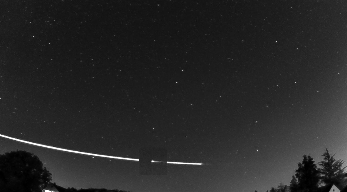 Un meteoroide "afortunado" roza la atmósfera de la Tierra.