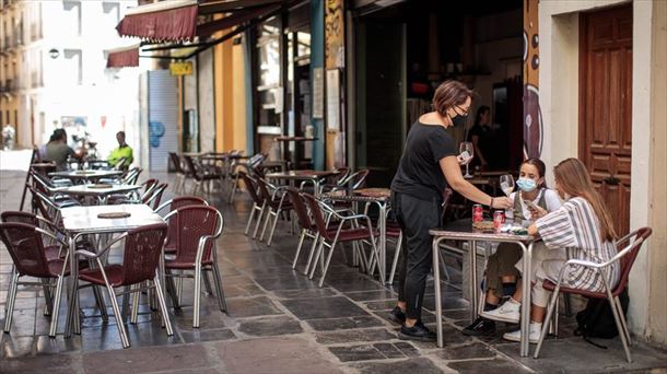 Zerbitzari bat, terraza batean lanean. Artxiboko argazkia: EFE