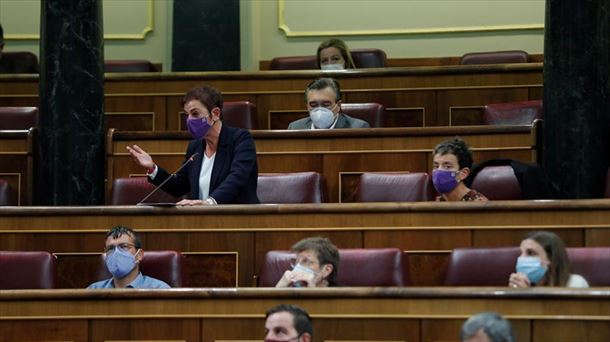 Mertxe Aizpurua habla desde su escaño. 