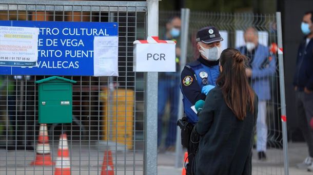 Punto para realizar pruebas PCR en el Puente de Vallecas (Madrid)