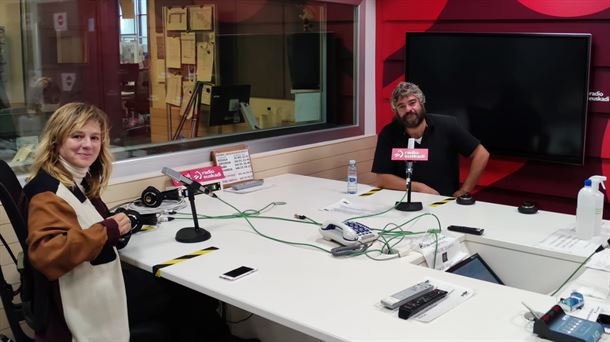 Emma Suárez y Miguel Ángel Jiménez en estudios de Radio Euskadi 