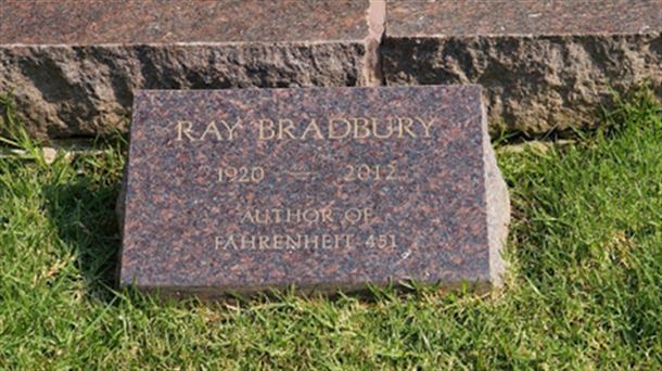 Lápida de la tumba de Ray Bradbury