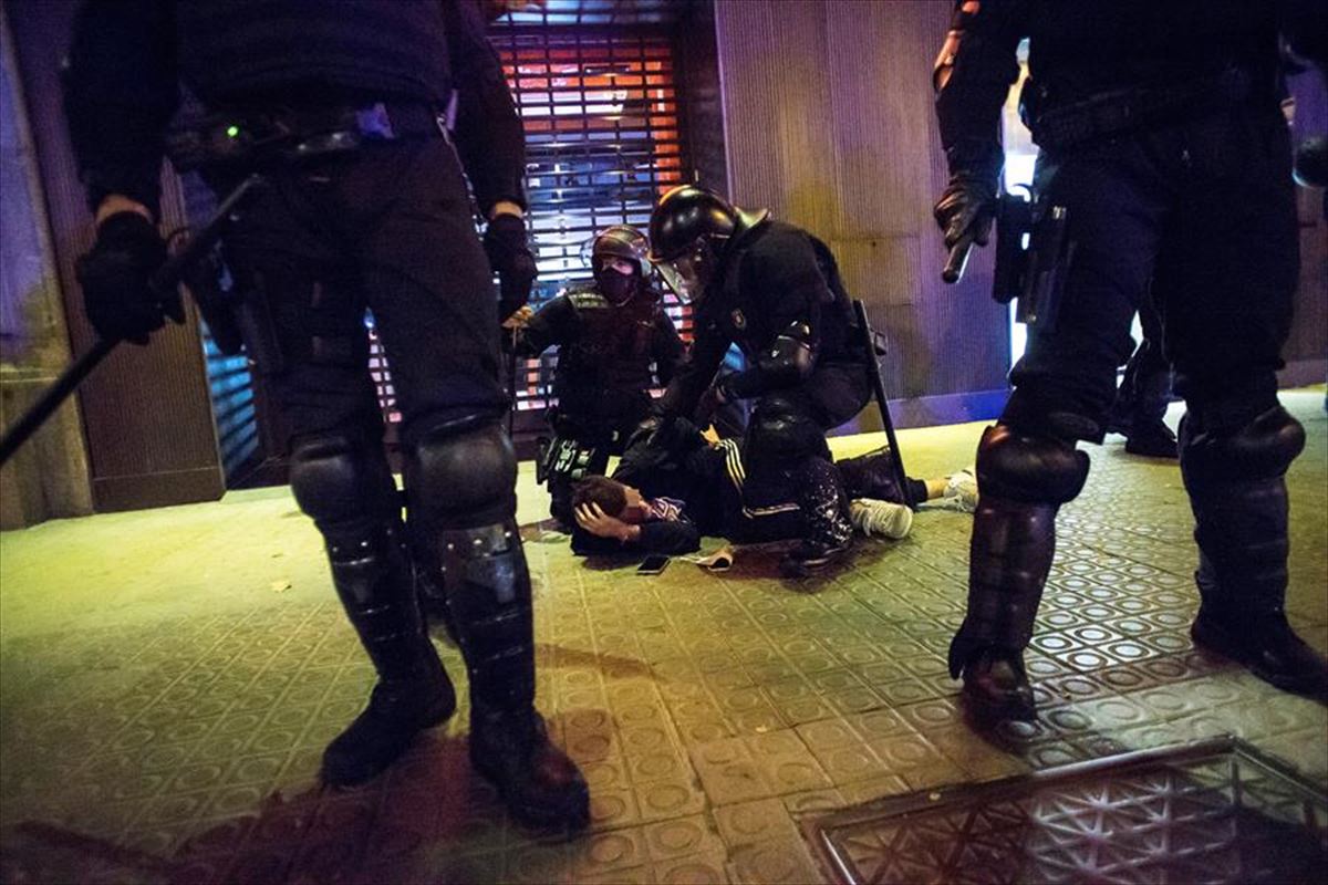 Los Mossos detienen a una persona durante los altercados al finalizar la concentración de los CDR