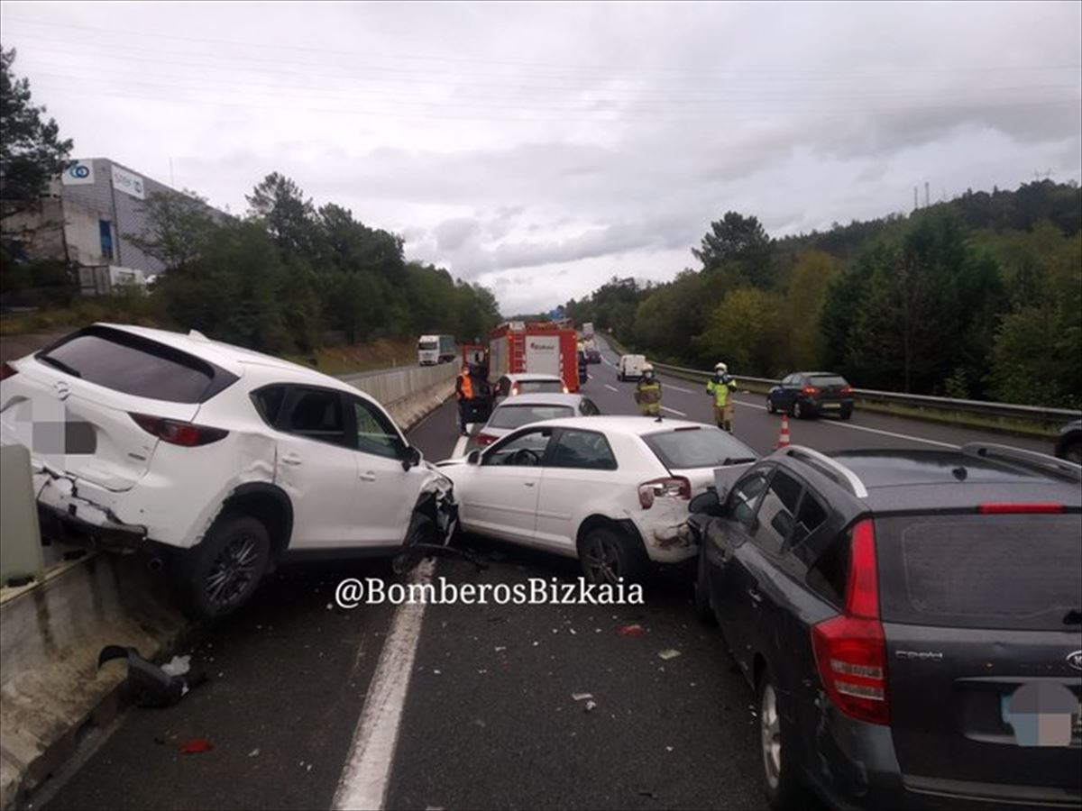 Imagen del accidente entre cinco vehículos en Amorebieta-Etxano