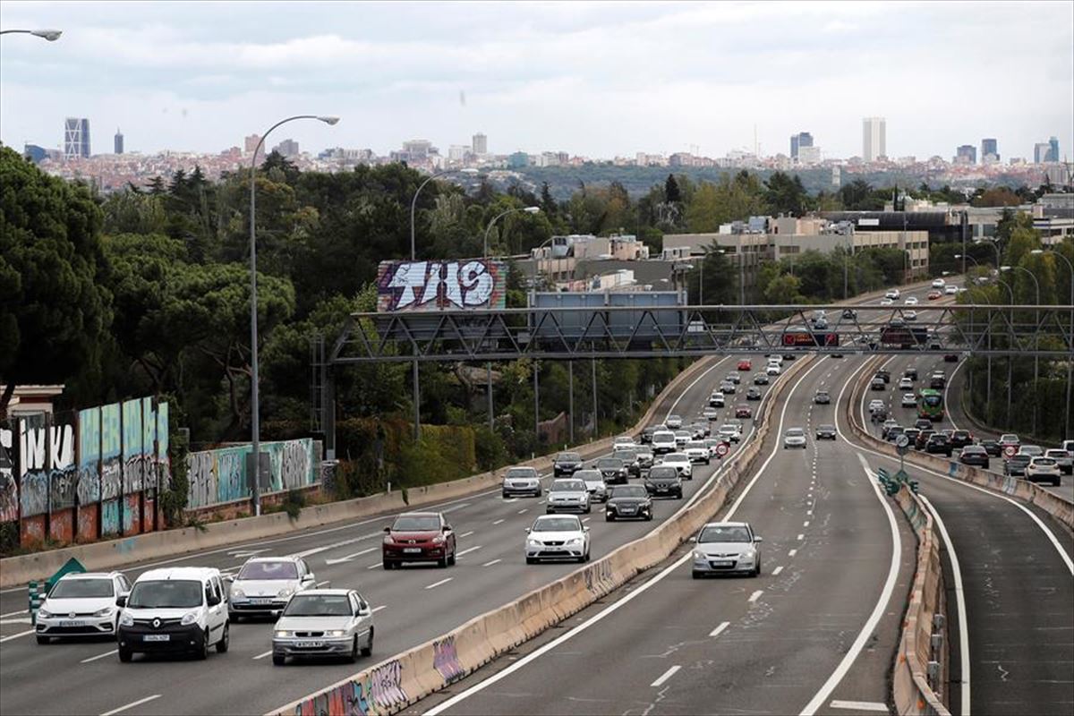 Movimiento en la salida de Madrid por la autopista A-6 este viernes. Foto: EFE