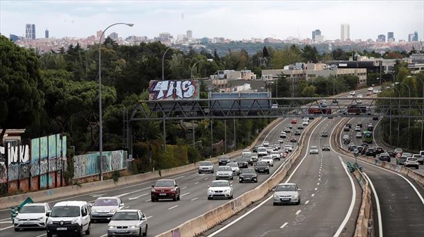 Movimiento en la salida de Madrid por la autopista A-6 este viernes. Foto: EFE