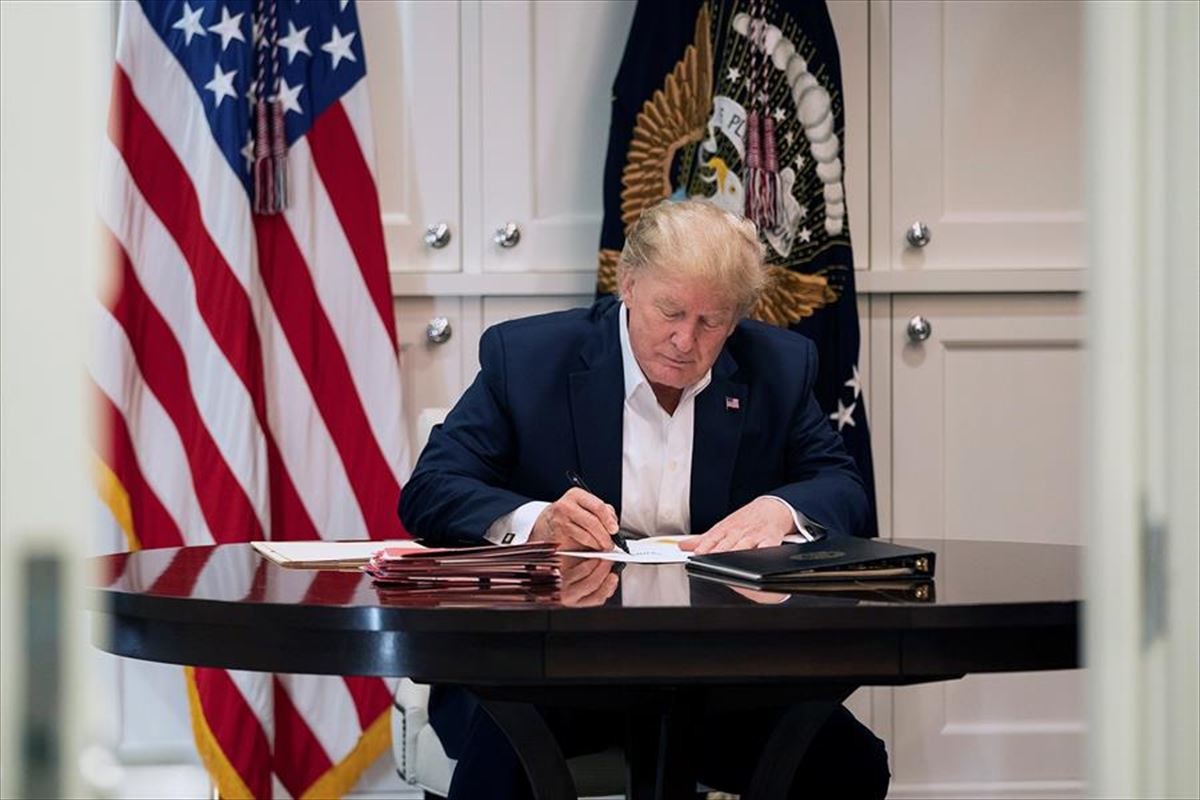 Fotografía cedida por la Casa Blanca que muestra al presidente de los Estados Unidos trabajando.