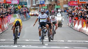 La foto de llegada le da la victoria a Primoz Roglic