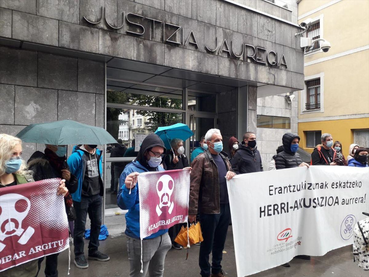 Concentración de Zaldibar Argitu y la Carta de Derechos Sociales de Euskal Herria en Durango.