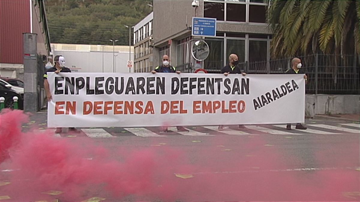 Protesta contra los despidos en Llodio. FOto: EiTB