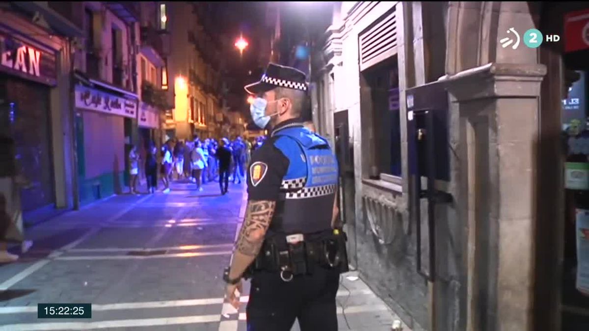 Un agente de la Policía Municipal de Pamplona. Foto obtenida de un vídeo de EiTB