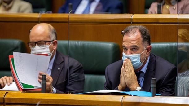 Carmelo Barrio y Carlos Iturgaiz (PP), en el Parlamento Vasco