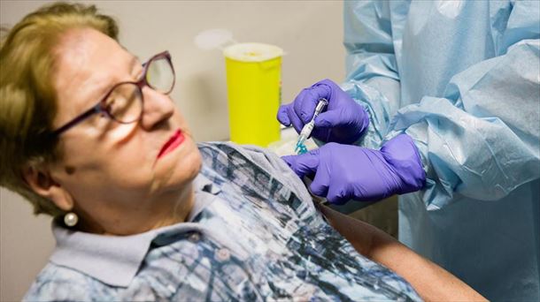 Una mujer recibe la vacuna contra la gripe en una residencia de Vitoria-Gasteiz.