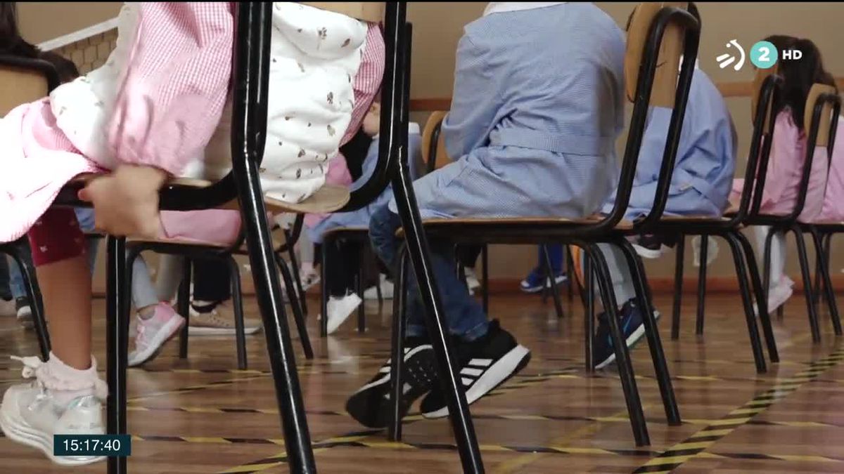 Varios menores en un aula. Foto obtenida de un vídeo de EiTB