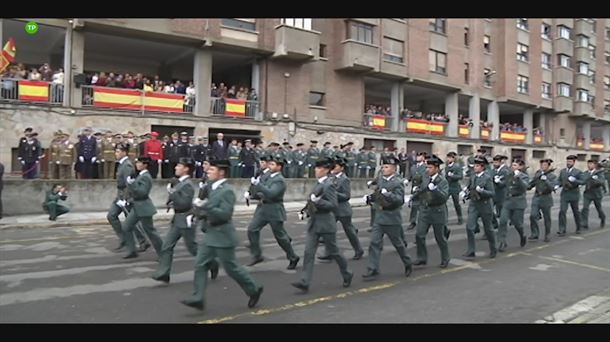Agentes de la Guardia Civil corren en un desfile