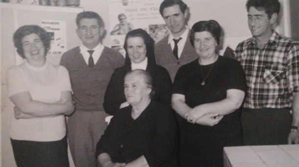 Macaria Iriarte rodeada de sus seis hijos en una foto tomada en 1971.