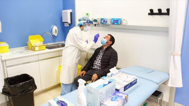 Una enfermera de Osakidetza realizando una prueba PCR.