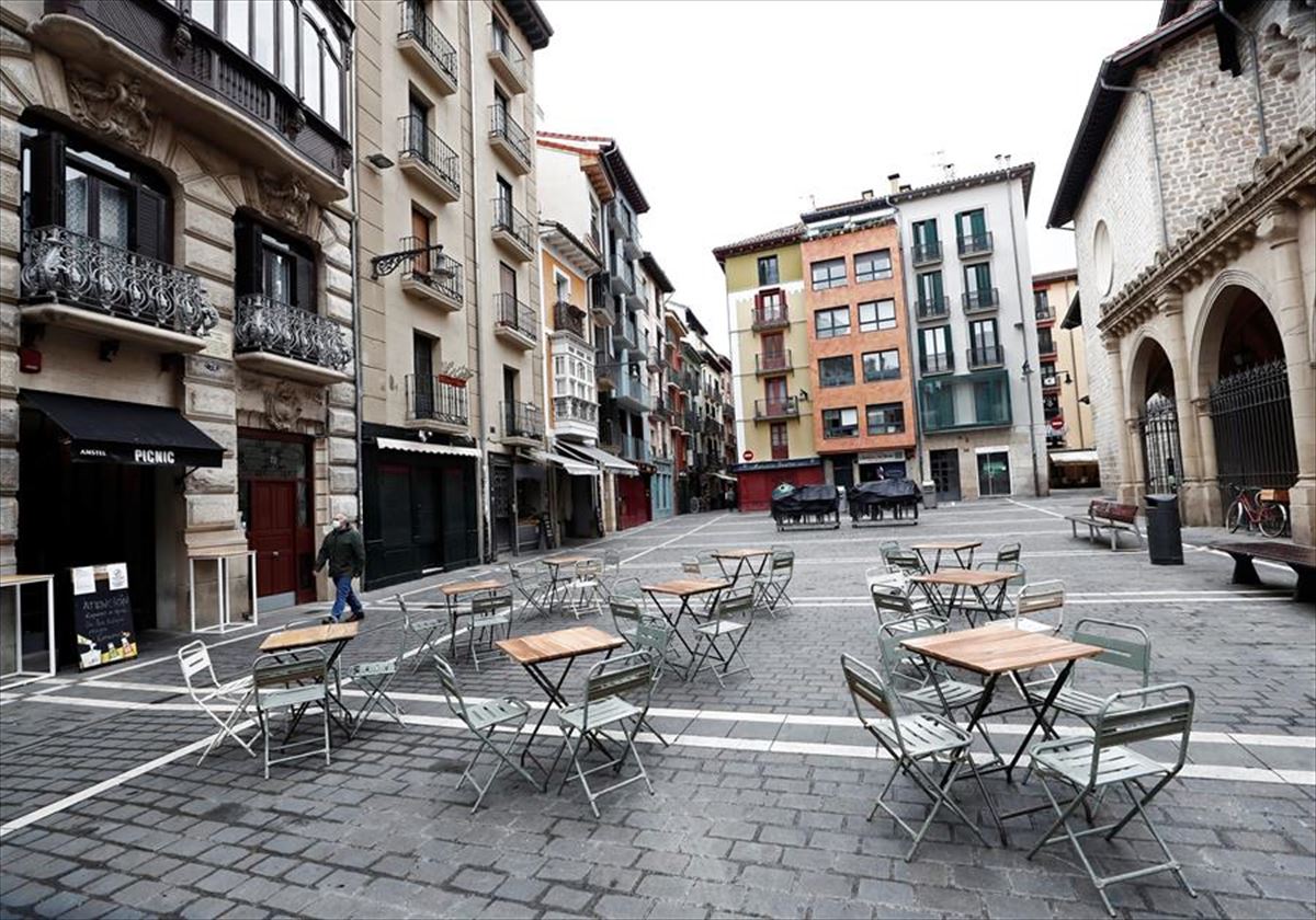 Una terraza vacía en Pamplona.