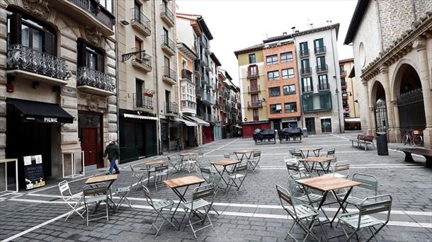 Terraza vacía en Pamplona.