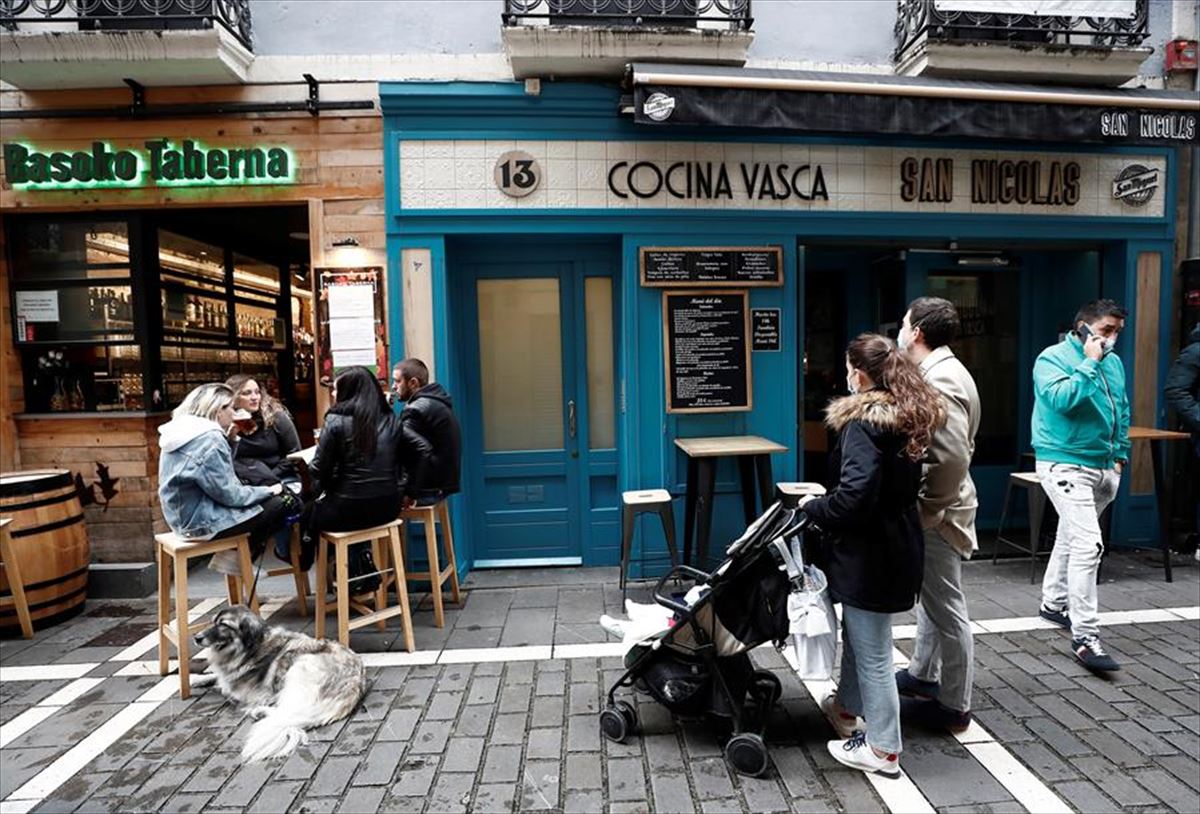 Varias personas en una terraza de un bar de Pamplona. 