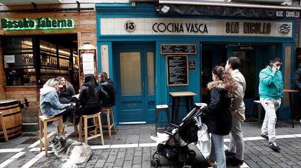 Varias personas en una terraza de un bar de Pamplona. 