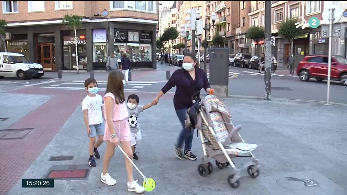 Familia en la calle. Imagen de un vídeo de EiTB