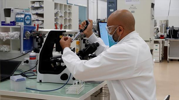 Personal sanitario realizando pruebas en laboratorio