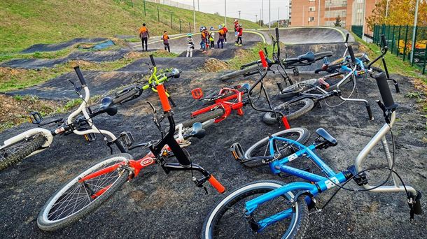 Primera sesión formativa de BMX para los niños y niñas de Trapagaran