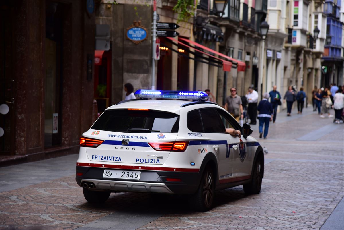 Una patrulla de la Ertzaintza por las calles de Bilbao