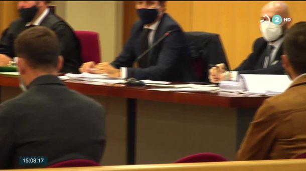 Los jugadores del Eibar en el banquillo durante el juicio