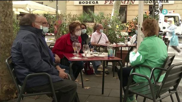 Gente en una terraza de un bar de Cataluña