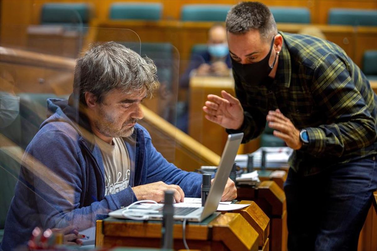 Los parlamentarios de EH Bildu Mikel Otero e Iker Casanova, en el Parlamento Vasco