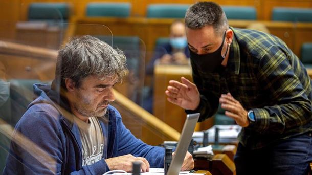 Mikel Otero e Iker Casanova, parlamentarios de EH Bildu, en una imagen de archivo. Foto: EFE