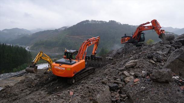 Excavadoras en labores de búsqueda en el vertedero de Zaldibar. Foto: Efe