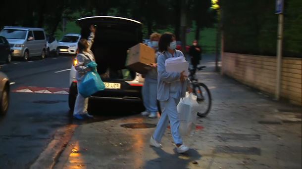 Personal sanitario llega al instituto.